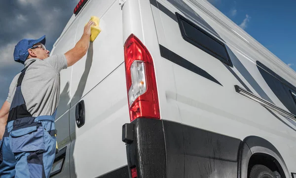 Rvキャンパー ヴァンのシーズンへの準備 スポンジと洗浄洗剤を使用して彼の自動車の家を洗う白人男性 — ストック写真