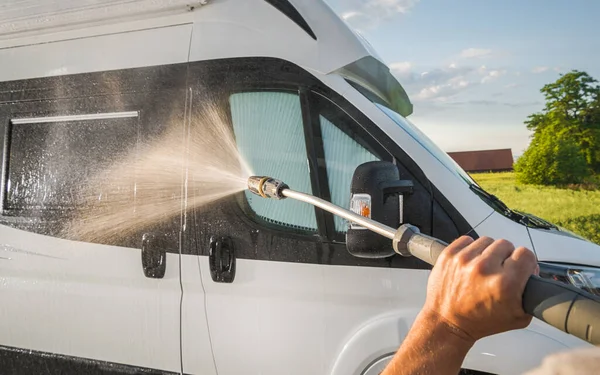 Recreational Vehicle Camper Van Pressure Washing Reformed Caucasian Man Inglés —  Fotos de Stock