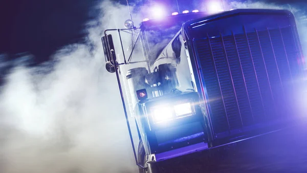 American Classic Semi Truck Drive Out Smoke Nachts Vrachtwagenchauffeurs Thema — Stockfoto