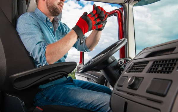 Ημι Οδηγός Φορτηγού Φορώντας Γάντια Πίσω Από Τιμόνι Ετοιμάζεται Γάντζο — Φωτογραφία Αρχείου