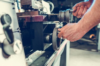  Metalcilik Endüstri Teması. Metal Parçası İşçi İşlemleri Torna Makinesi Kullanılıyor.