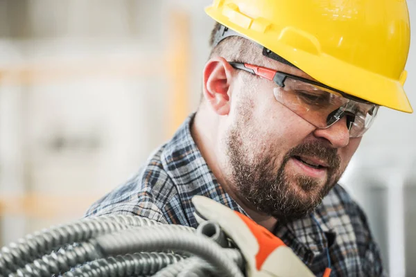 白人专业电气承包商工人 30多岁 与电气消费 戴黄色硬帽和防护眼镜 — 图库照片