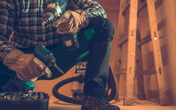 General Woodwork Contractor Drill Drivers Both Hands Przygotowuje Się Pracy — Zdjęcie stockowe