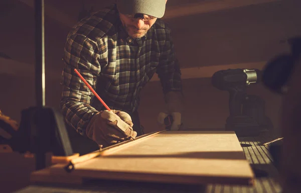 Kavkazský Dřevozpracující Artista Jeho Malý Dřevěný Projekt Pracovišti Kůlně — Stock fotografie