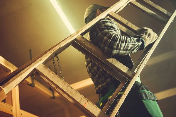 Kaukasischer Arbeiter Bewegt Kleine Holzleiter Seinem Schuppen — Stockfoto