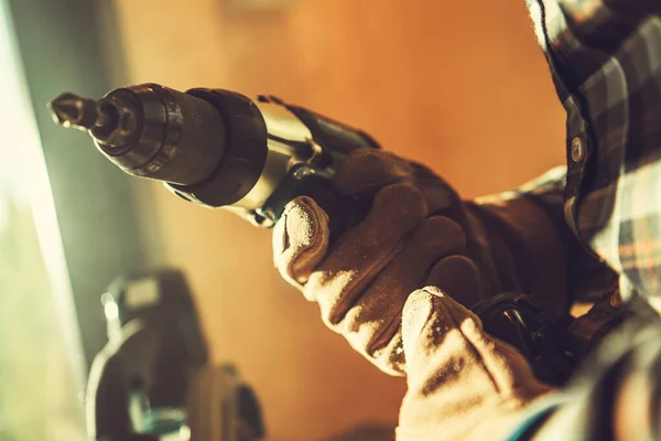 Werknemer Met Drill Driver Zijn Hand Close Thema Houtwerk — Stockfoto