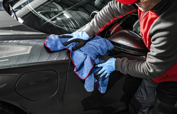 Professionele Car Wash Worker Cleaning Vehicle Body Met Behulp Van — Stockfoto