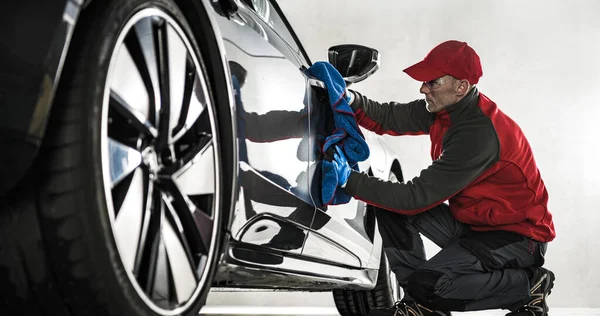 Caucasian Man Cleaning Preparing Luxury Car Sale Drying Vehicle Body — Stock Photo, Image