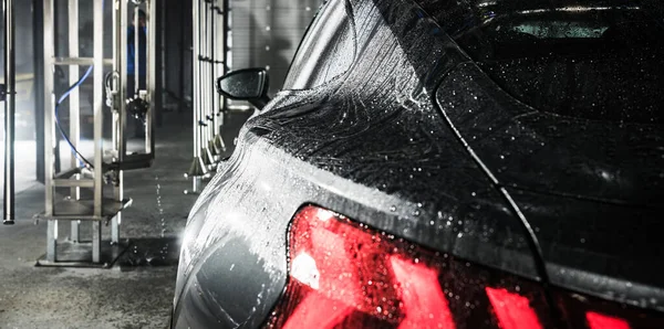 Modern Donkergrijs Voertuig Een Touchless Car Wash Close Thema Vervoer — Stockfoto