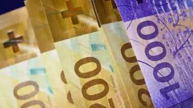 İsviçre Para Birimi Teması. Yüz İsviçre Frangı Banknotlar Yakın Fotoğraf.