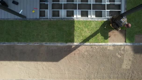 专业园艺师在新建住宅后花园内推出天然草皮的空中视频 草皮安装 — 图库视频影像