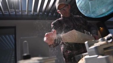 Crpenter kirişten talaş püskürtüyor. Ahşap Çalışma TemasıName.