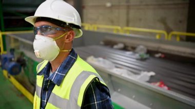 Kentsel Atık Sıralama Tesisi Güvenlik Maskesi ve Sert Şapka Teknisyeni