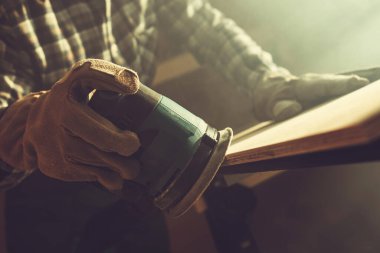 İşçi Yumuşak Plank Kenarları Ahşap Sander Yakından Kullanıyor. Yapı Teması.