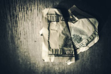 Karanlık Arkaplanda Buruşuk Yüz Dolarlık Amerikan Doları 'na yakın çekim. Ekonomi, Enflasyon ve Para Sorunları Kavramı.