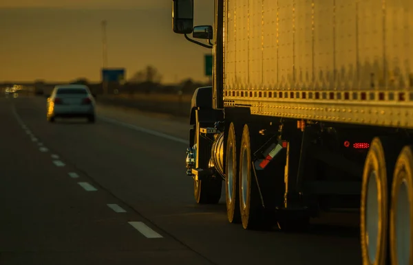 American Heavy Duty Semi Truck Road Illuminated Sunset Light Unscharfer — Stockfoto