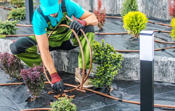 Jardinero Profesional Con Tuberías Mano Que Realiza Instalación Del Sistema —  Fotos de Stock