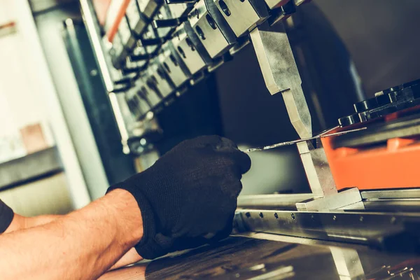 Fechar Mão Maquinista Segurando Pedaço Metal Sendo Processado Por Máquina — Fotografia de Stock