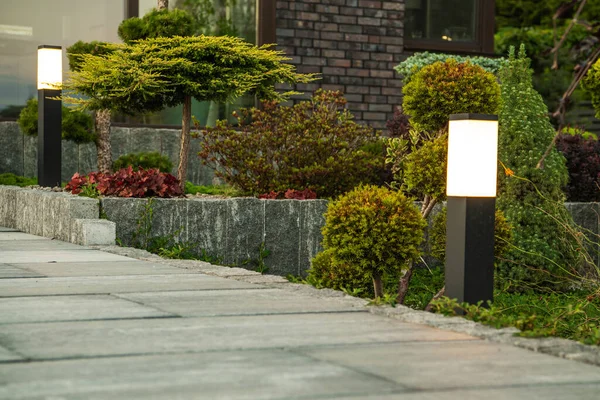 Concrete Walkway Residential Backyard Garden Decorated Outdoor Bollard Lamps Landscaping — Stock Photo, Image