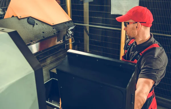 Maquinista Caucásico Profesional Máquina Industrial Funcionamiento Uniforme Rojo Planta Fabricación — Foto de Stock