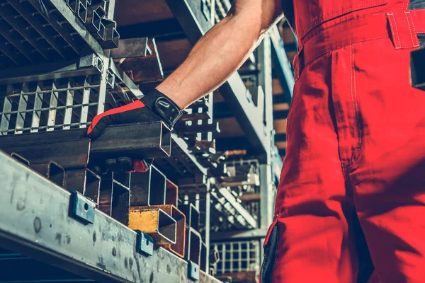 Arbeiter Der Industrieproduktion Ziehen Einer Lagereinheit Ein Quadratisches Metallrohr Aus — Stockfoto