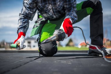 EPDM Membrane Kurulumu Sıcak Hava Fırtınası Kullanılıyor. Etilen Propilen Diene Terpolimer Materyal. Çatı Teknolojileri.