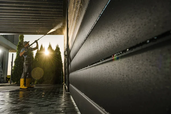 Blanke Man Veertig Die Zijn Moderne Aluminium Carport Wast Drukspoeler — Stockfoto