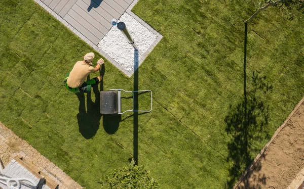 专业园艺师在居屋后花园安装天然草皮的空中景观 — 图库照片