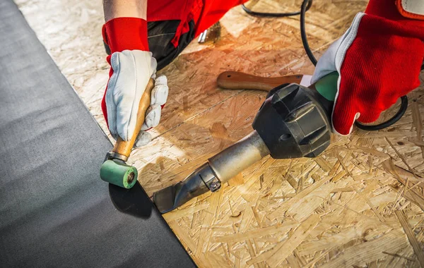 Caucasian Roofing Worker Installing Epdm Membrane Material Using Hot Air — Stock Photo, Image