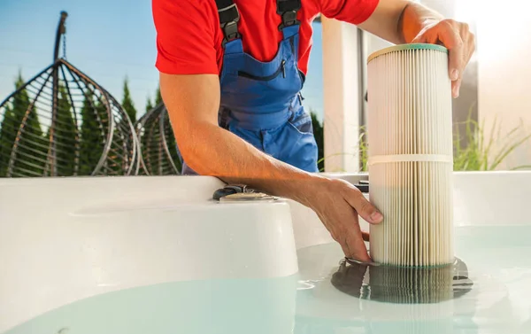 Técnico Que Reemplaza Filtro Agua Bañera Hidromasaje Durante Limpieza Mantenimiento —  Fotos de Stock