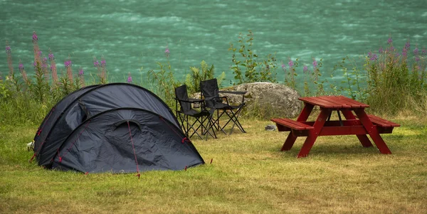 Scenic Glacial Lakeside Tent Camping Spot — Stockfoto
