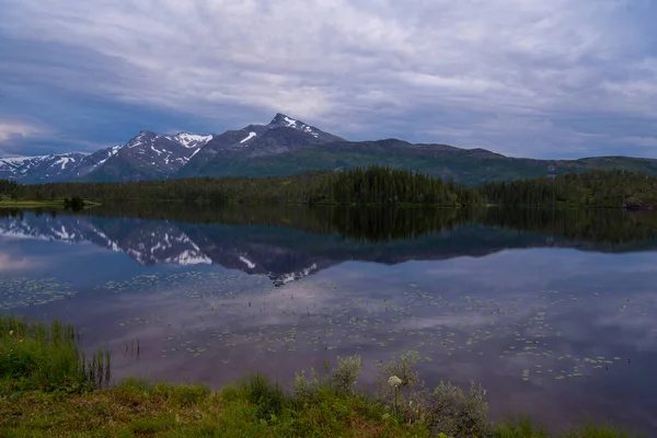 挪威北部的风景野性景观 湖及山脉 — 图库照片