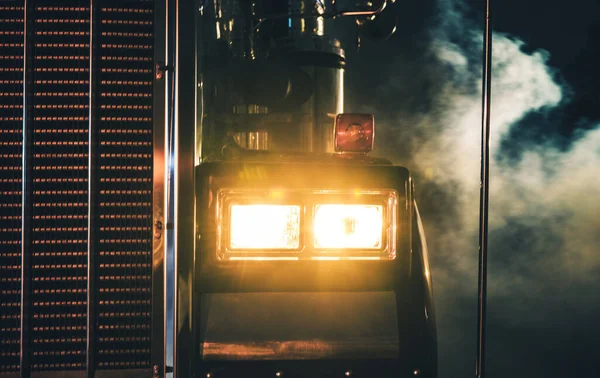 Semi Truck Driving Concept Tractor Primer Plano Nocturno Industria Del —  Fotos de Stock