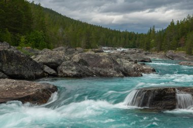 Kristal berrak buzul dağ nehri ile Norveç Manzarası. Vestland Norveç, Avrupa.
