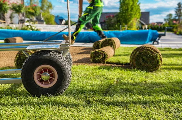 ロール設置からの新鮮な天然芝 現代の造園業界のテーマ — ストック写真
