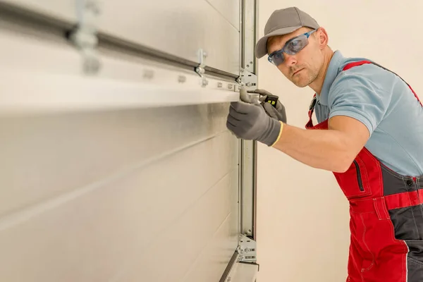 Het Installeren Van Gloednieuwe Residentiële Garagedeuren Door Professionele Blanke Technicus — Stockfoto