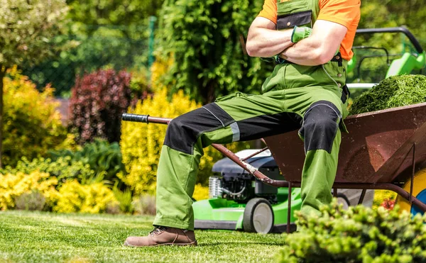 Frühlingshafte Gartenpflege Kaukasischer Mann Inmitten Einer Gartenarbeit Macht Kurze Pause — Stockfoto