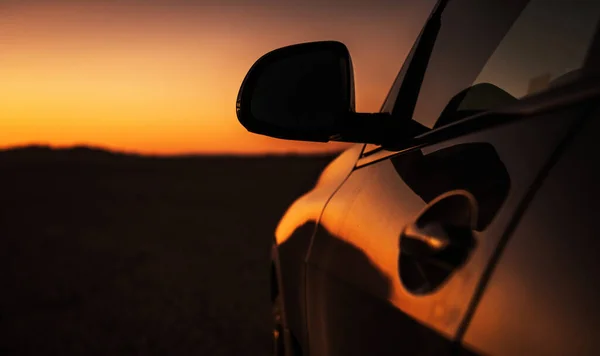 景色の夕日の間に冒険を探している道路からSuvの運転砂漠の荒野 — ストック写真