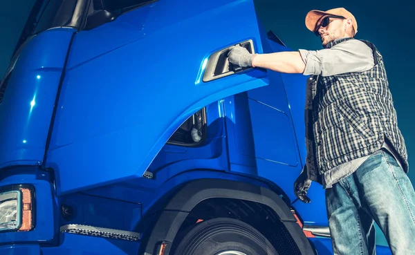 Euro Truck Commercial Driver Taking Long Cargo Shipping Trip Felkészülni — Stock Fotó