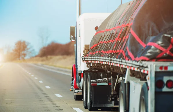 Temat Przemysłu Transportowego Ciężki Duty Cargo Transport Szczycie Przyczepy Półciężarówki — Zdjęcie stockowe