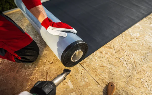 Roof Worker Roll Epdm Rubber Membrane Material Preparing Cover Plywood — Stock Photo, Image