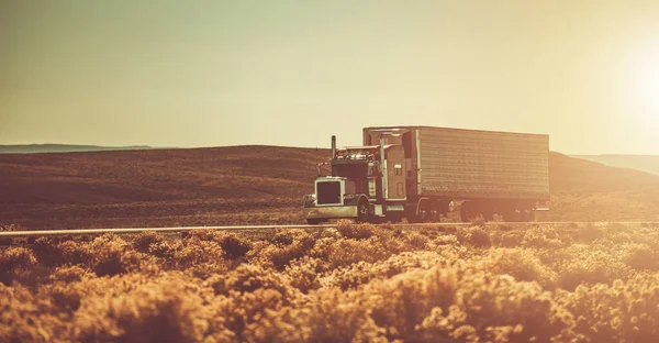 Semi Truck Crossing Amerikaanse West Wilderness Land Overschrijdende Ground Shipping — Stockfoto