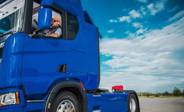 Kaukasischer Sattelzugfahrer Wartet Auf Einen Anhänger Mit Fracht Truckers Thema — Stockfoto