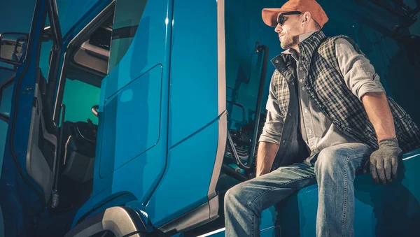 Moderno Caucasiano Euro Semi Truck Driver Seus Anos Aguardando Trailer — Fotografia de Stock