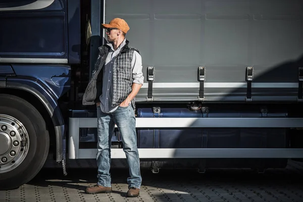 トラクタートレーラーの前で彼の40代の白人セミトラック運転手 トラックストップブレーク — ストック写真