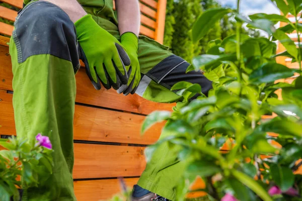 Spring Time Garden Onderhoud Job Break Blanke Man Ontspannen Tijdens — Stockfoto
