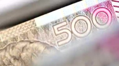 500 Zloty Banknotun Para Sayma Makinesinde Hızlıca Dönüşümü. Polonya Ulusal Para Birimi. Finansal Tema.