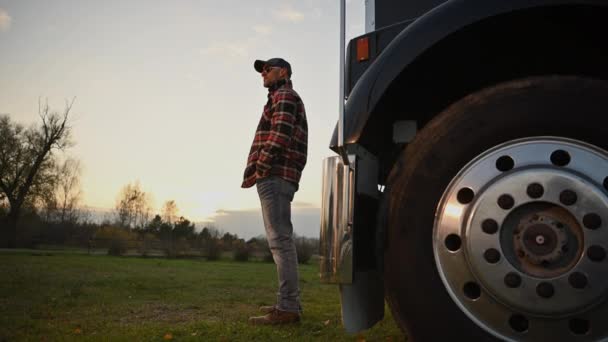 休息时站在卡车前欣赏身边美丽自然美景的专业货车侧视图 — 图库视频影像
