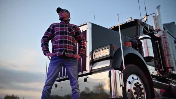 Гордий Кавказький Вантажівка Стоїть Перед Своєю Американською Напів Вантажівкою Запущеним — стокове відео