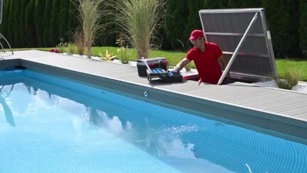 住宅屋外スイミングプールでプロの白人技術者固定水ポンプ — ストック動画